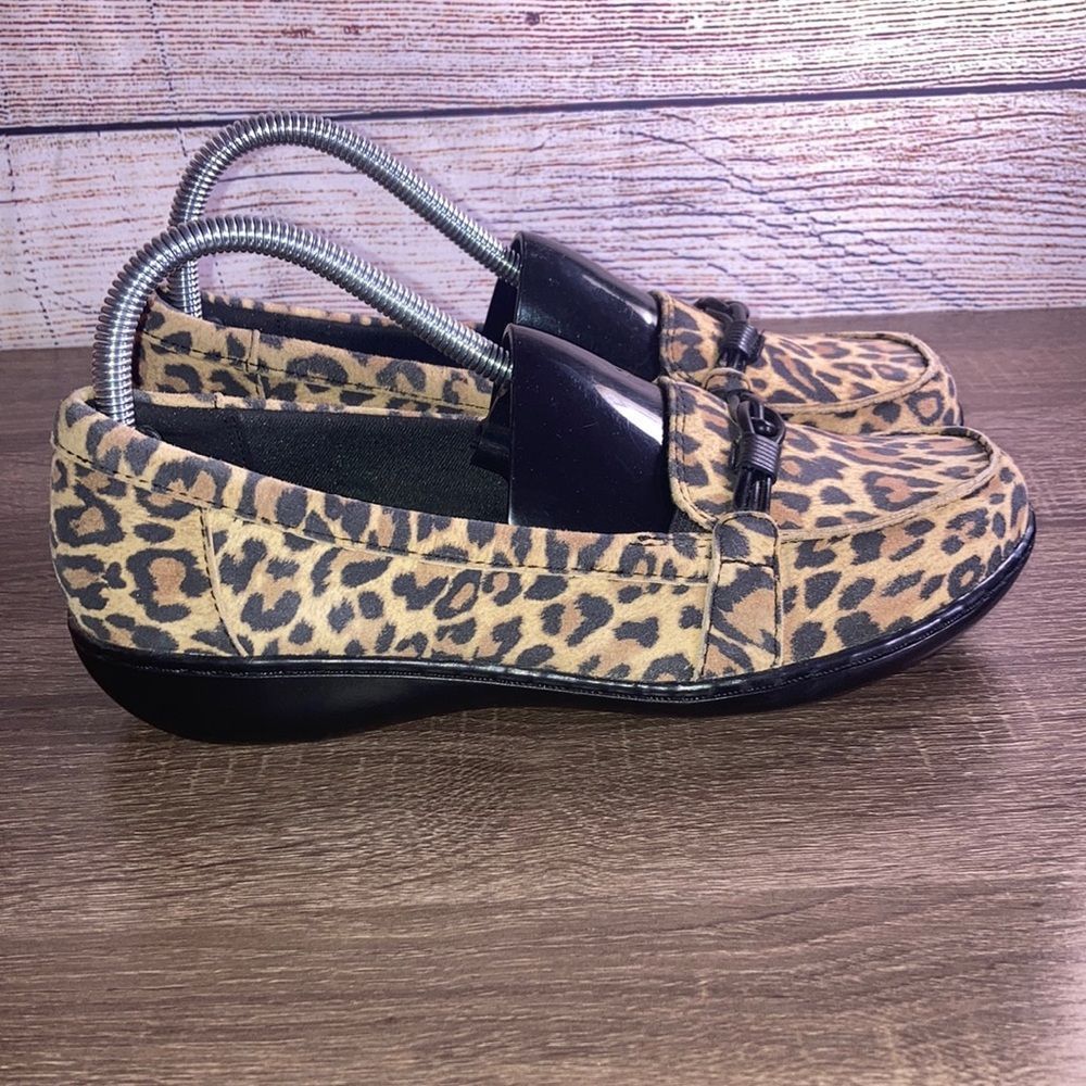EUC Clarks Women's Ashland Tan Leopard Suede Size 7.5